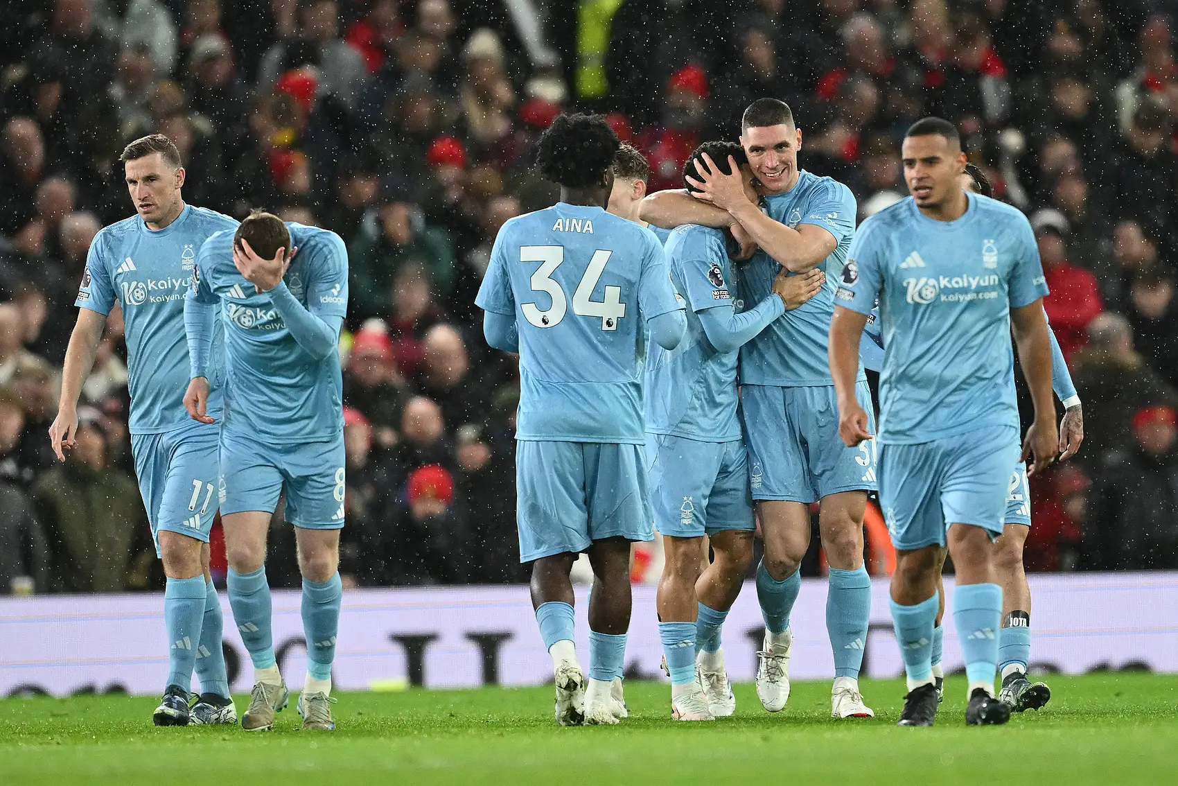 曼联后卫盯人严密,成功挡下对手进攻的简单介绍 曼联后卫盯人严密,成功挡下对手进攻的简单介绍