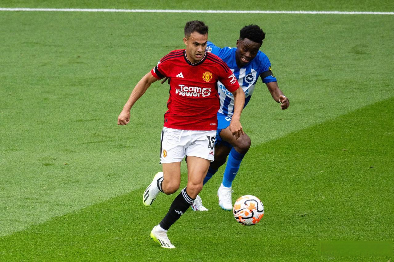 曼联后卫盯人严密,成功挡下对手进攻的简单介绍 曼联后卫盯人严密,成功挡下对手进攻的简单介绍