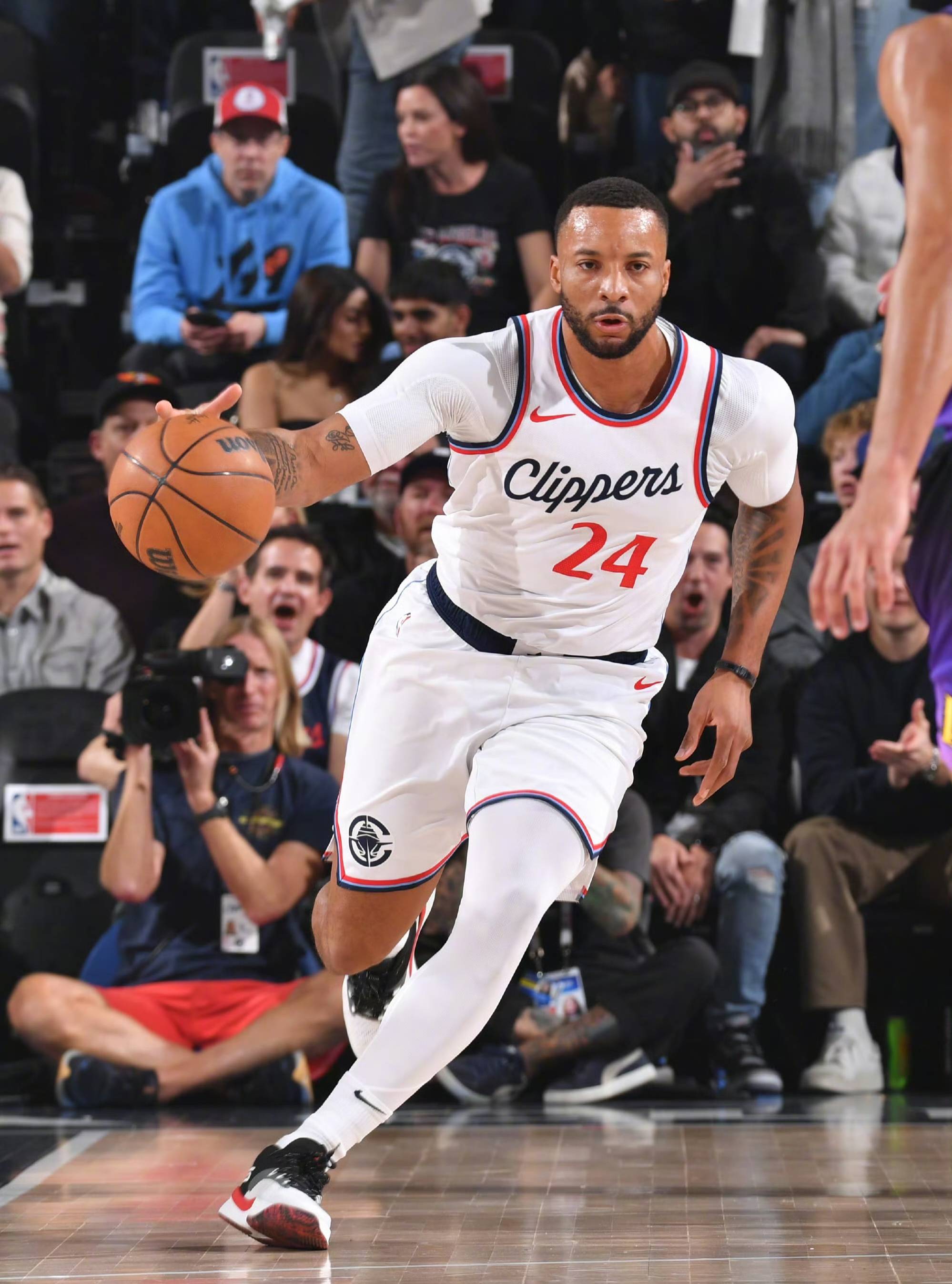 关于快船球员积极训练备战下一场比赛,力争赢得胜利的信息 关于快船球员积极训练备战下一场比赛,力争赢得胜利的信息