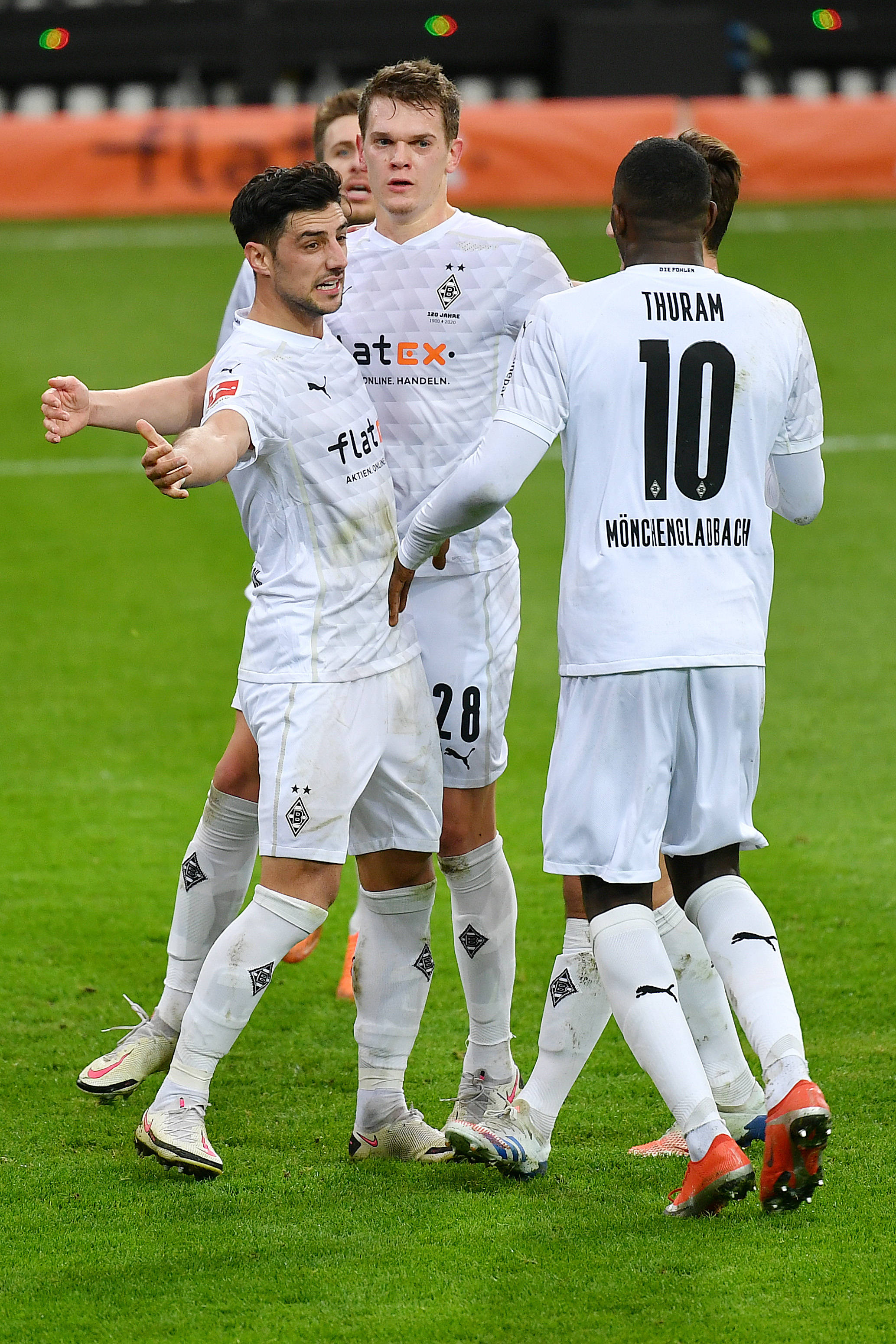 包含门兴格拉德巴赫球队实力稳固，锋线爆发助取胜的词条