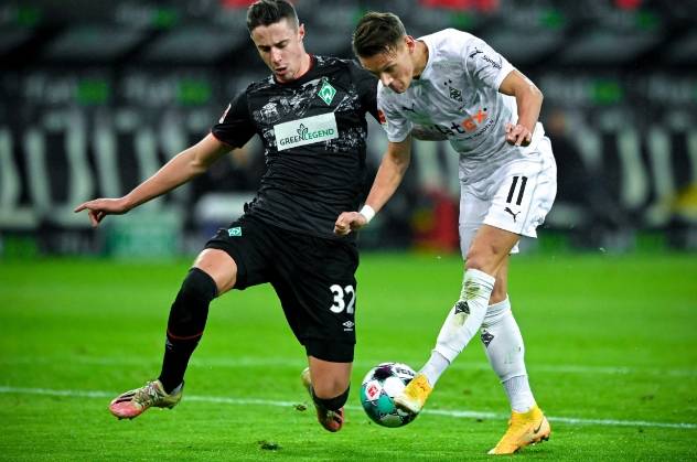 包含门兴格拉德巴赫球队实力稳固，锋线爆发助取胜的词条