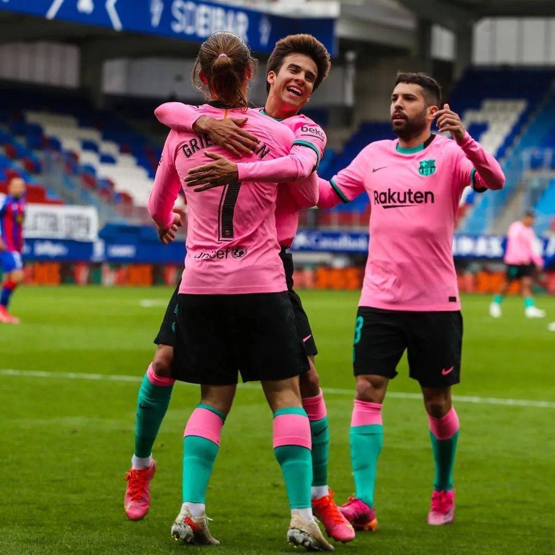 包含埃瓦尔客场大胜，提升战绩！的词条