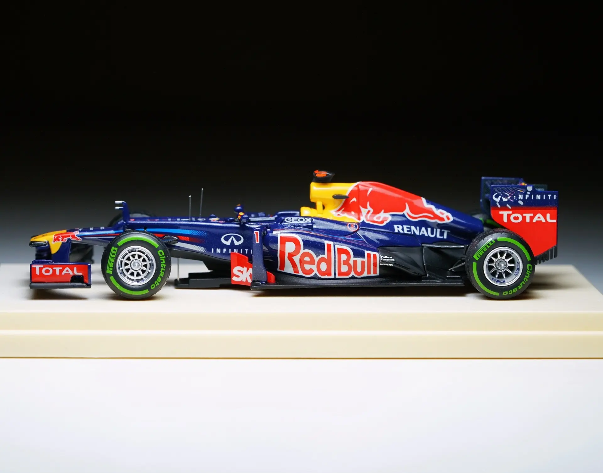 关于红牛车队轻取雷诺车队，汉密尔顿关键制胜的信息