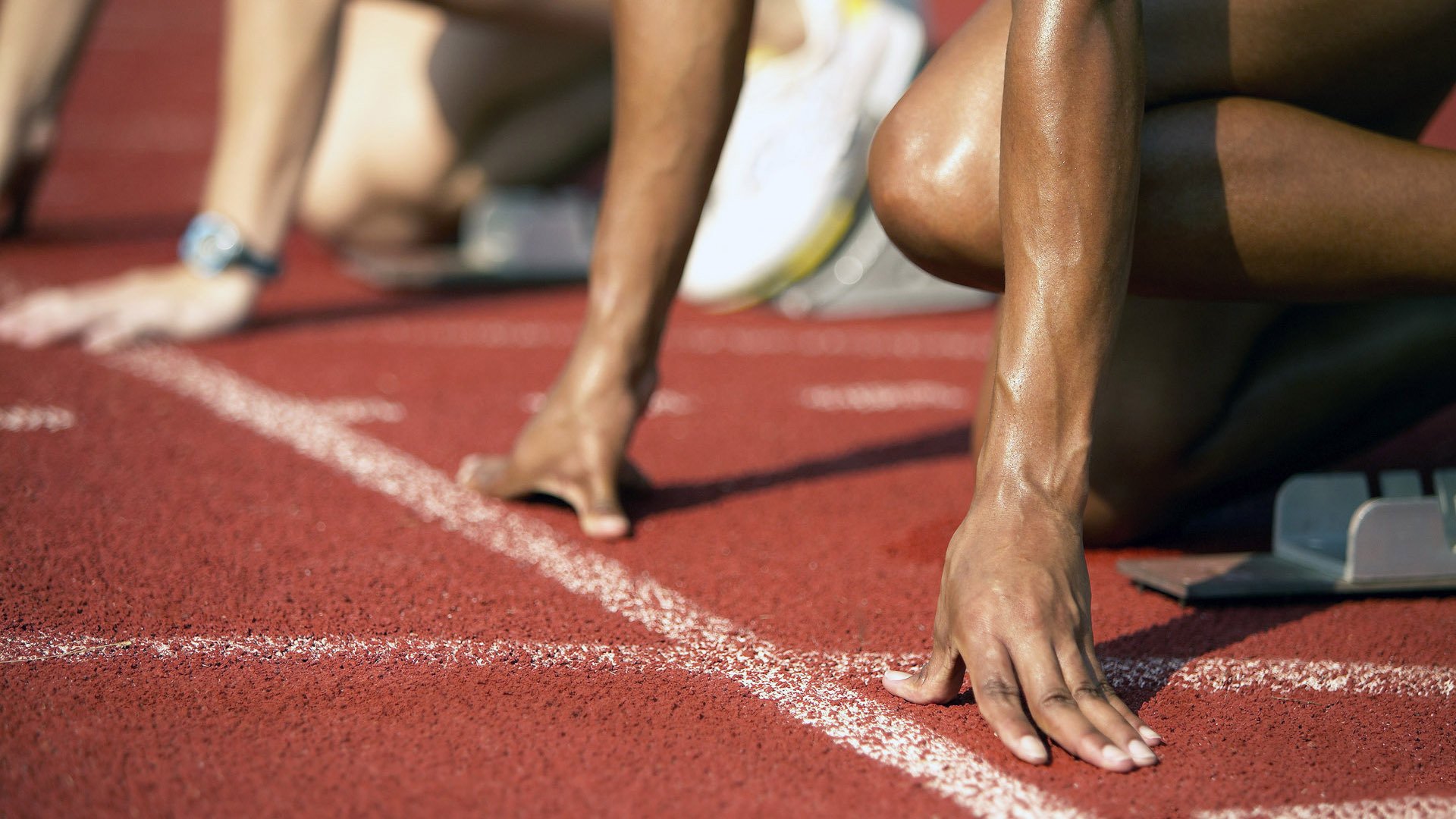 赛道上的红，红牛车队轻取阿斯顿马丁，塞恩斯扛起全队