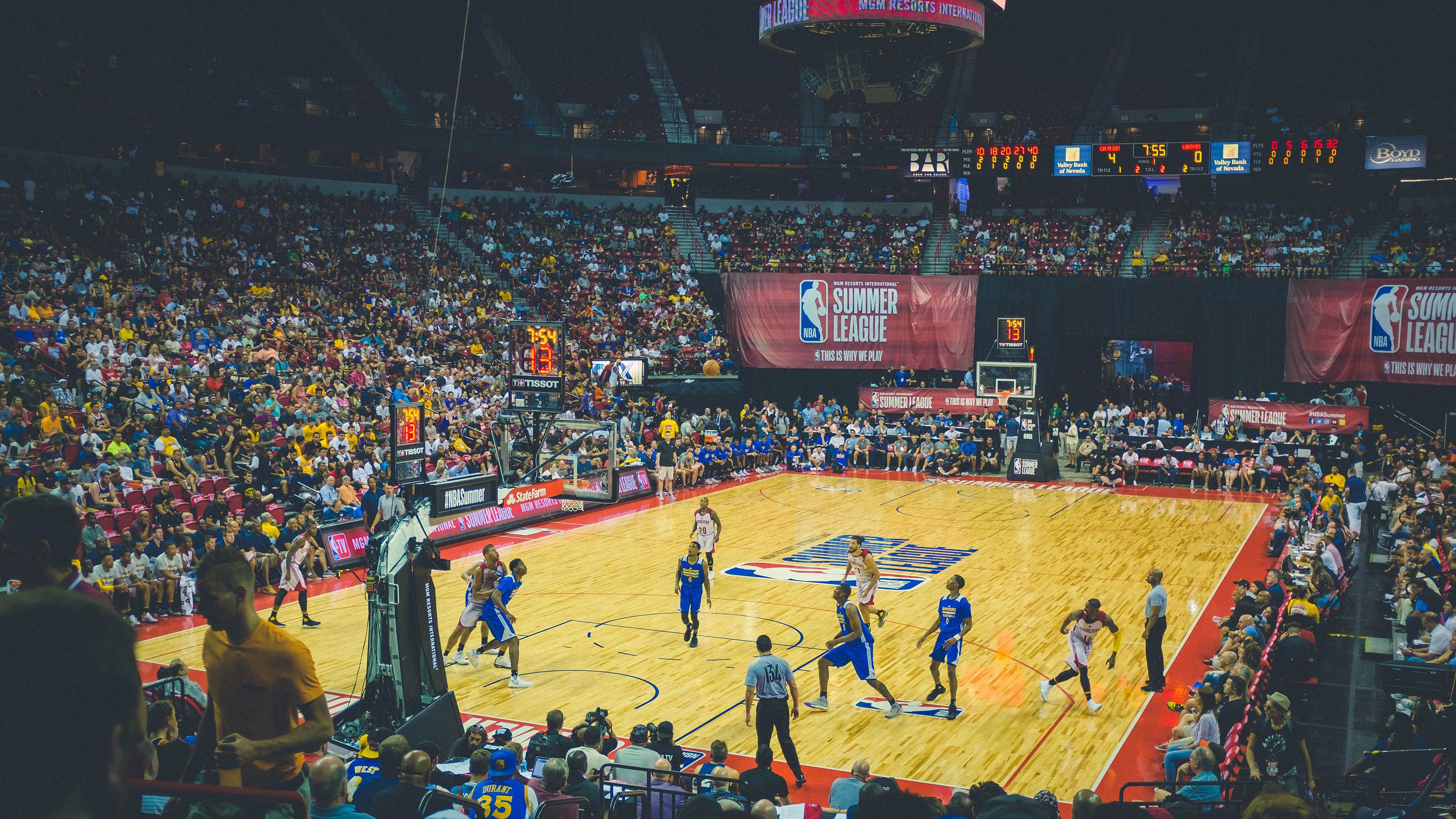 红色狂飙，当二队逆袭王者，维斯塔潘用纪录书写F1新纪元